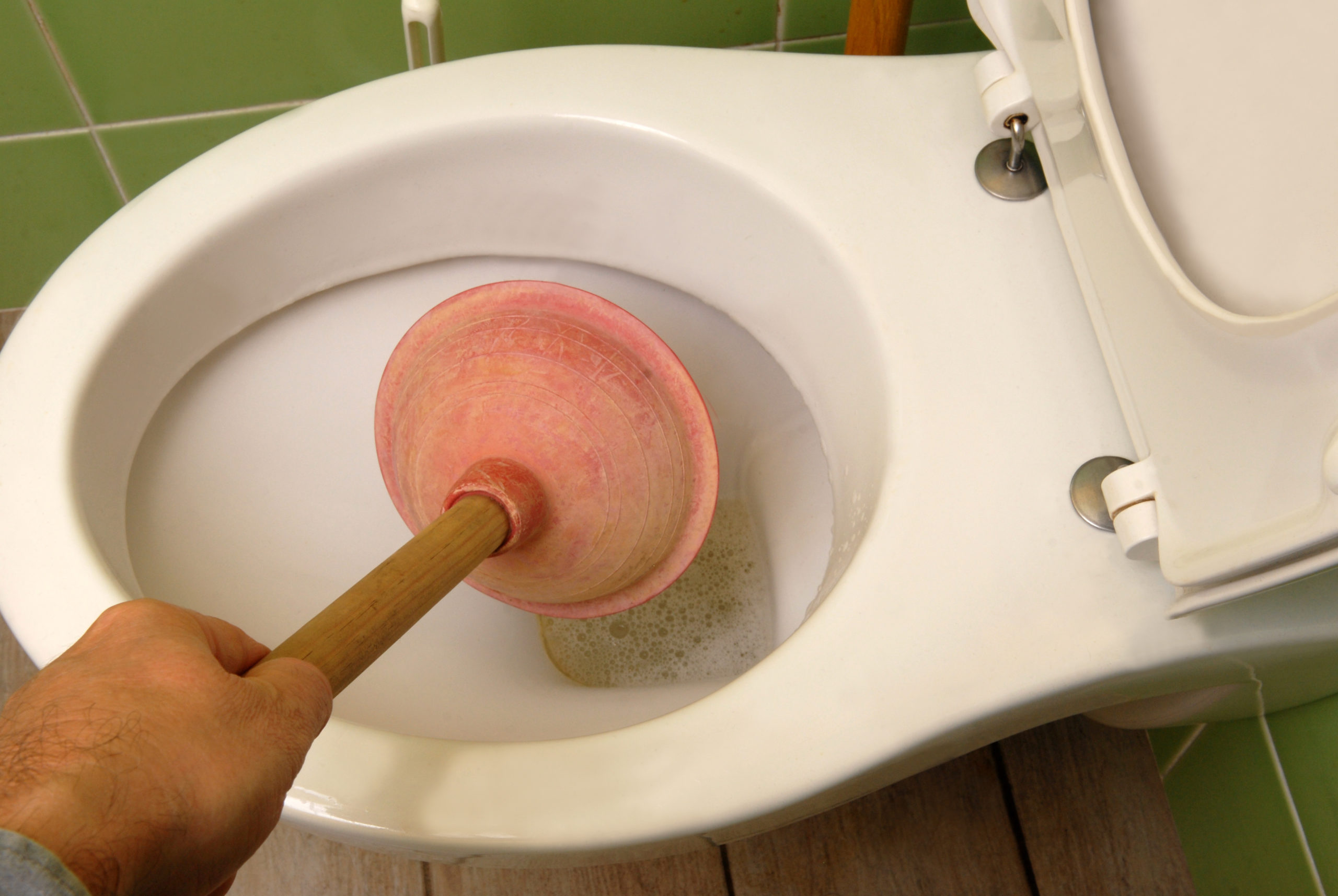 Déboucher les toilettes